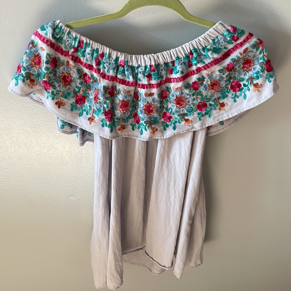 Beautiful off the shoulder top - Picture 4 of 8